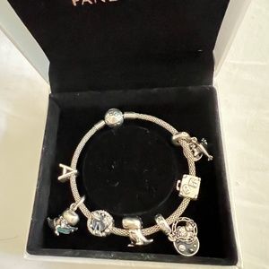 Pandora Bracelet come with charms